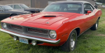 1970 'Cuda 340 не заводится; шокированный механик сливает три галлона бензина из двигателя