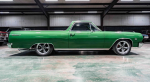 Chevrolet El Camino 1965 года в зелено-белую полоску с едва заметными штрихами рестомода по всему кузову