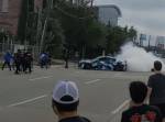 Dodge Charger опасно врывается в толпу на автосалоне в Техасе