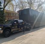 Ford F-450 Super Duty буксирует передвижной боулинг вокруг города