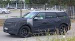 Kia EV9 замечен на тестировании как большой и высокий закамуфлированный прототип