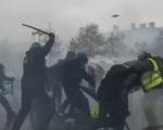 Беспорядки во Франции достигли наивысшего уровня: президент Макрон молчит