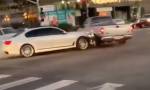 Безумный BMW 7-й серии T-Bones Форд Пикап Форда в дорожной ярости