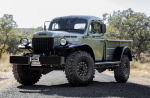 Бывший военно-морской Dodge Power Wagon 1958 года на колесах Hummer H1 — это грубая американская мощь
