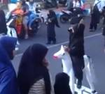 Директора детсада в Индонезии уволили из-за шокирующих костюмов детей