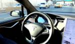 Эндрю Янг, в Tesla Model X, позволяет автопилоту ездить в рекламной кампании