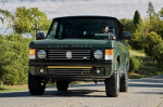 Это первая ремастерированная версия Range Rover Classic, готовая к эксплуатации на дорогах общего пользования. У неё по-прежнему 16-дюймовые диски.