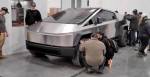 Готовая к производству бета-версия Tesla Cybertruck выходит из-под контроля