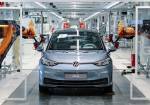 Наблюдайте, как Volkswagen строит электрический автомобиль в виртуальной реальности