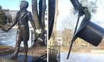 Неизвестные осквернили памятник Пушкину в Риге