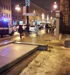 Первые кадры с места обрушения рекламного щита на людей в центре Петербурга