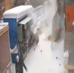 Пешеходов едва не накрыло обломками рухнувшей крыши в Брянске
