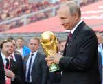 Путин под проливным дождем наградил футболистов ЧМ-2018