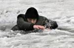 Рыбаки спасли в Гродненском районе провалившегося под лед товарища