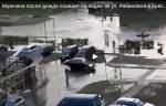 Сильный ливень опять затопил Брест. Люди плавали по дороге на надувном матрасе