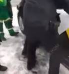 Столичный таксист несколько сотен метров тащил за собой инспектора ДПС