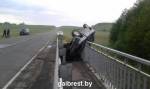 В Барановичском районе Audi 80 перевернулась и повисла на перилах моста.