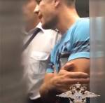 В Хабаровске снятый с рейса авиадебошир сломал скамейку в отделении полиции