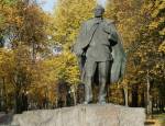 В Минске кладут асфальт вокруг бочки с квасом