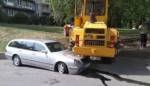 В Минске погрузчик наехал на Mercedes