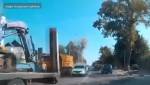 В Серпухове рабочие уронили фонарный столб на автомобиль