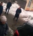 В Сети обсуждают видео с судебным приставом, обматерившей при ребенке людей в очереди