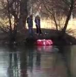 Видео: МЧС спасло школьников, уплывших на самодельном плоту водружать флаг России