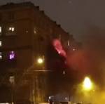 Видео: пламя вырывается из квартиры дома в Петербурге