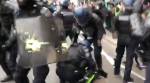 Видео: протестующие устроили факельное шествие во время акции "желтых жилетов" в Париже
