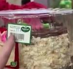 Видео: сотрудники "Пятерочки" накинулись на покупателя, заметившего просроченный торт