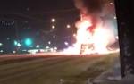 Видео: в Магнитогорске на дороге загорелось авто, слышны хлопки