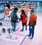 Видео: в Москве охранник супермаркета одним ударом отправил покупателя в нокаут