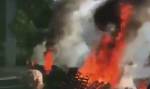 Видео: "желтые жилеты" подожгли баррикады во время протестов во Франции