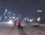 Видео: жители Лисок прокатились по городу на привязанном к машине тюбинге