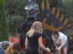 Желтые розы для Цоя: 28 лет назад музыкант разбился на автодороге в Латвии