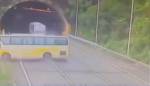 Жуткая авария в Китае: автобус с пассажирами треснул по швам